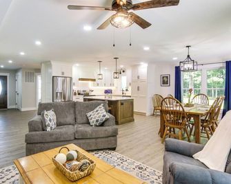 Christy's Cottage w/ Hot Tub - 2 Mi to Beach! - Snow Hill - Sala de estar