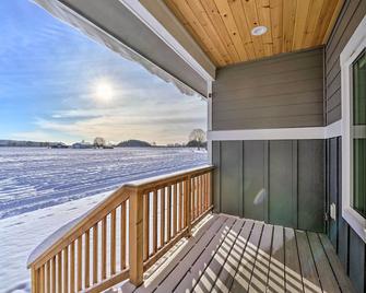 Bright La Conner Getaway w/ Mountain Views! - La Conner - Balcony