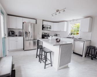 Newly Remodled Home Located within Walking Distance of Downtown Bangor and Waterfront Concerts - Brewer - Kitchen