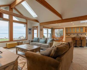 Beach Cove: Waterfront Getaway with Kayaks - Kingston - Living room