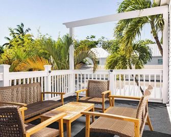 Banana Split by Brightwild Pool Grill - Cayo Hueso - Patio