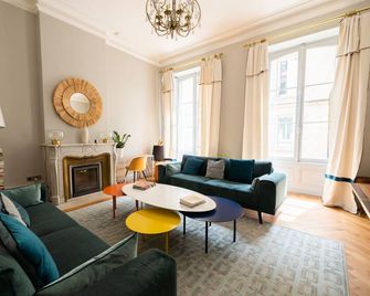 Suite Encre De Chine Ideal For 4 People - Bordeaux - Living room