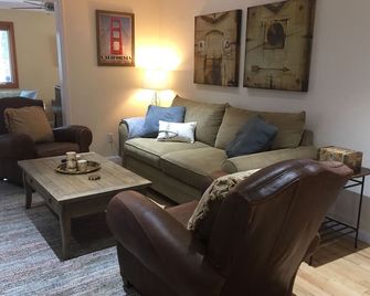 4 bedrooms and 3 full bathrooms + office in Walnut Creek. Great yard with pool! - Walnut Creek - Living room