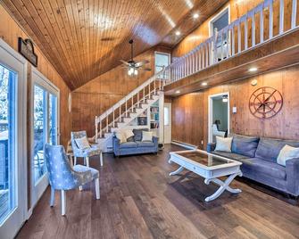 Cozy Retreat with Hot Tub, on Sleepy Hollow Lake! - Athens - Living room