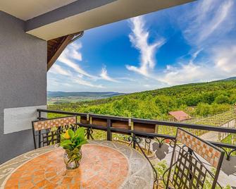 Vineyard Homestead Vrtin - Happy Rentals - Dragatus - Balcón