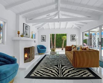 Paloma's Paradise - New Listing! vintage Glamour Meets Mid-Century Style - 팜스프링스 - 거실