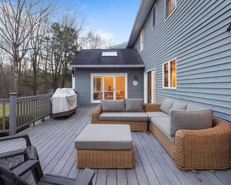 Modern Estate: Theater, Fire Pit & Vibes! - Suffern - Balcony