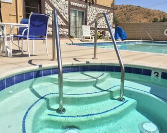Triplodge of Santa Clarita - Forest Park - Piscine