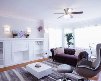 Elegant 3 Bedroom and 1 Bath Apartment - Chicago - Soggiorno