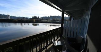 Edgewater Inn and Suites - Coos Bay - Balcone