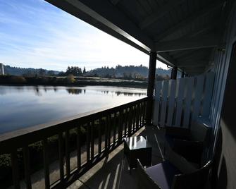 Edgewater Inn and Suites - Coos Bay - Balkon