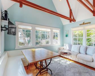 Alder Cottage - Trinidad - Living room