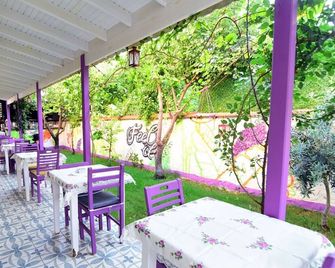 Mor Salkim Konagi - Alacati - Patio