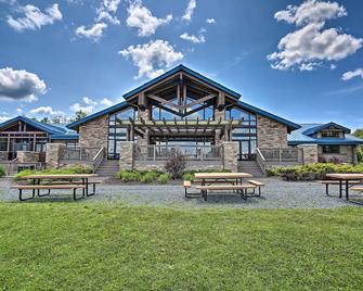 Pocono Lake House Near Skiing & Kalahari Resort! - Pocono Pines - Building