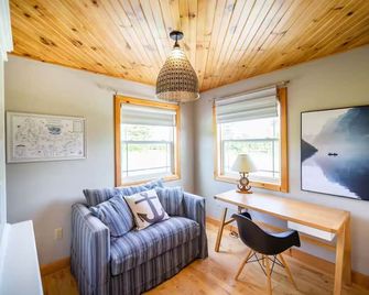 Luxury Water View Home With 2 Living Spaces, Hot Tub & Access To River - Kensington - Living room