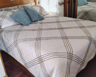 Charming Chateau RV in the Desert of Scenic, Arizona - Littlefield - Bedroom