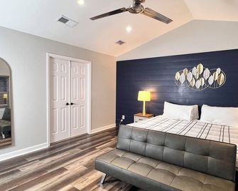 Magic Oasis, Pool, Pavilion on large lot, Fantastic View, Sleep 16 - Lewisville - Bedroom