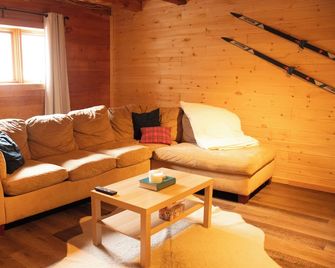 Spruce 3 Br Chalet on the Lake | Gracefield - Gracefield - Living room