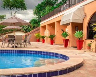 佩內​​多聖達菲旅館 - Penedo - 游泳池