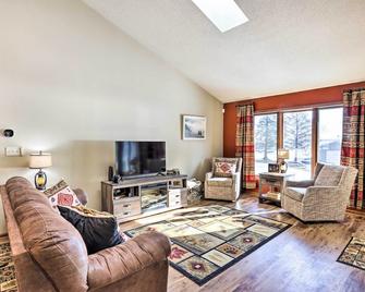 Beaver Dam Lake Retreat with Fire Pit and Dock! - Beaver Dam - Huiskamer