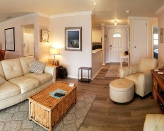 Welcome to the T'Villa! Pool house centrally located to everything. - Titusville - Olohuone