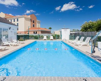 Baymont by Wyndham Waycross - Waycross - Pool