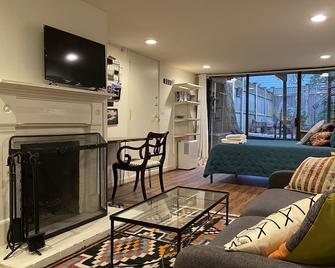 Quaint Georgetown Home, Walk Score 97, Wisconsin Shops & Dining, Back Yard - Washington, D.C. - Wohnzimmer
