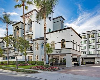 Peacock Suites - Anaheim - Building