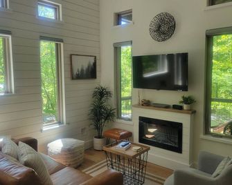 The Stone - Modern Cabin on 40+ acres, 10 mins from Tryon Equestrian Center TIEC - Rutherfordton - Sala de estar