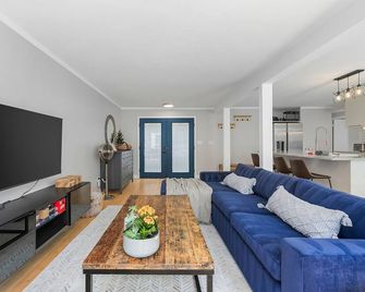 Bodur's Nest Whispering Garden - Tacoma - Living room