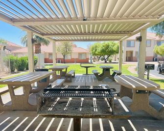 Betting Sands Retreat by Mesquite Vacation Rentals: Pet Friendly with 510 in free daily activities - Mesquite - Patio