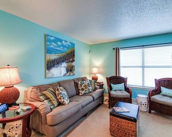 Destin Townhome with Balcony - Walk to the Beach! - Miramar Beach - Living room