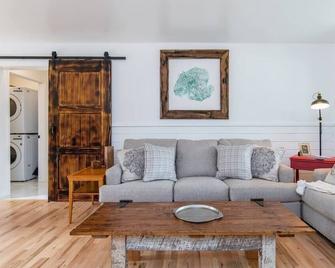 Cedar Creek Cottage - Hot Tub, Modern, Private! - Slade - Sala de estar