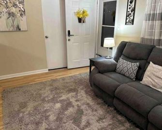 Adorable 2 Bedroom Modern Home - Ashland - Living room
