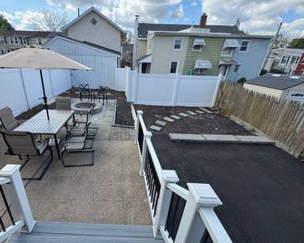 South Side Beauty. Newly renovated 4Br 2Bath, Central Air blocks to downtown. - Phoenixville - Balkón
