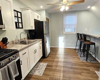 Clean, Comfortable 2-Bedroom Apartment in Downtown LaPorte - LaPorte - Kitchen