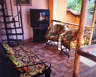Pousada Casa do Rio Hostel - Paraty - Sala de estar