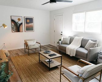 'Morning View 1' Cozy Modern Stay - College/Hiking - Berea - Wohnzimmer