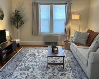 Charming 1-bedroom apartment in Brunswick with AC, WiFi near Bowdoin College - Brunswick - Sala de estar