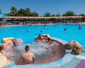 Aparthotel Flora Park & Aquarock - 칼란 보쉬