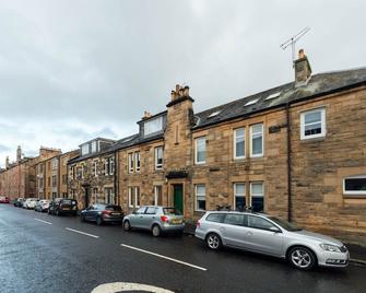 Beautifully Renovated 2 Bedroom Apartment - Stirling