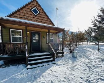 Trapper Cabin, Greyhouse Inn Vacation Rentals - Salmon - Building