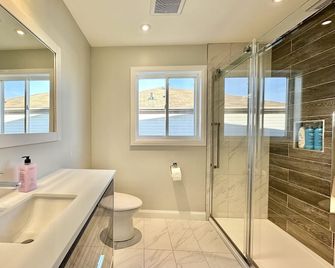 Lavish 4br House Near Simcoe Lake & Fh Resort - Innisfil - Bathroom