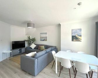 Modern and Accessible Apt 1 - sleeps 8 - Galway - Dining room