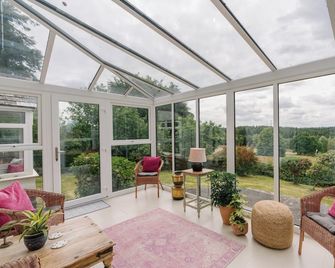 Large Group Holiday Accommodation – 3 Cottages Sleeping 18 in North Devon - South Molton - Sala de estar