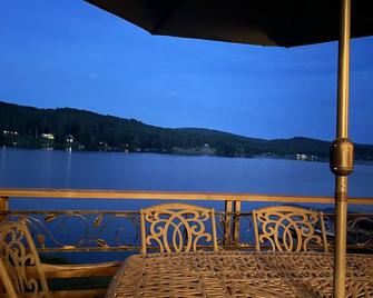 Waterfront Chalet with expansive views of lake & mountains. - Castleton - Balcón