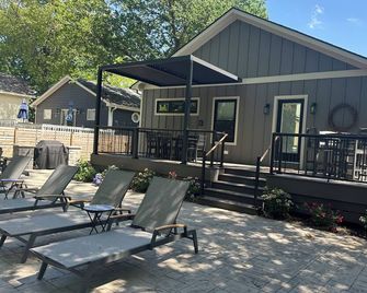 Red Oak-5 bedroom with in ground pool, fireplace-walk to restaurants - New Buffalo - Патіо