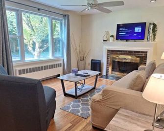 Fave Cape Cod Style Home Retreat: with Main-Level Bedroom bordering Farmington - New Britain - Living room