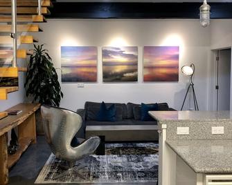 Petaluma Modern Sky Loft, Close to Wineries and Downtown Petaluma - Petaluma - Living room