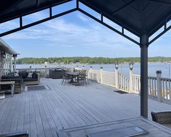 Luxury Lakefront Estate! 6br 4.5ba, Private Dock,ramp, Lakeside Firepit & More! - Greenwood - Patio